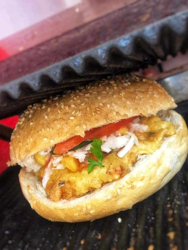 Dublu șnițel la chiflă 430 gr