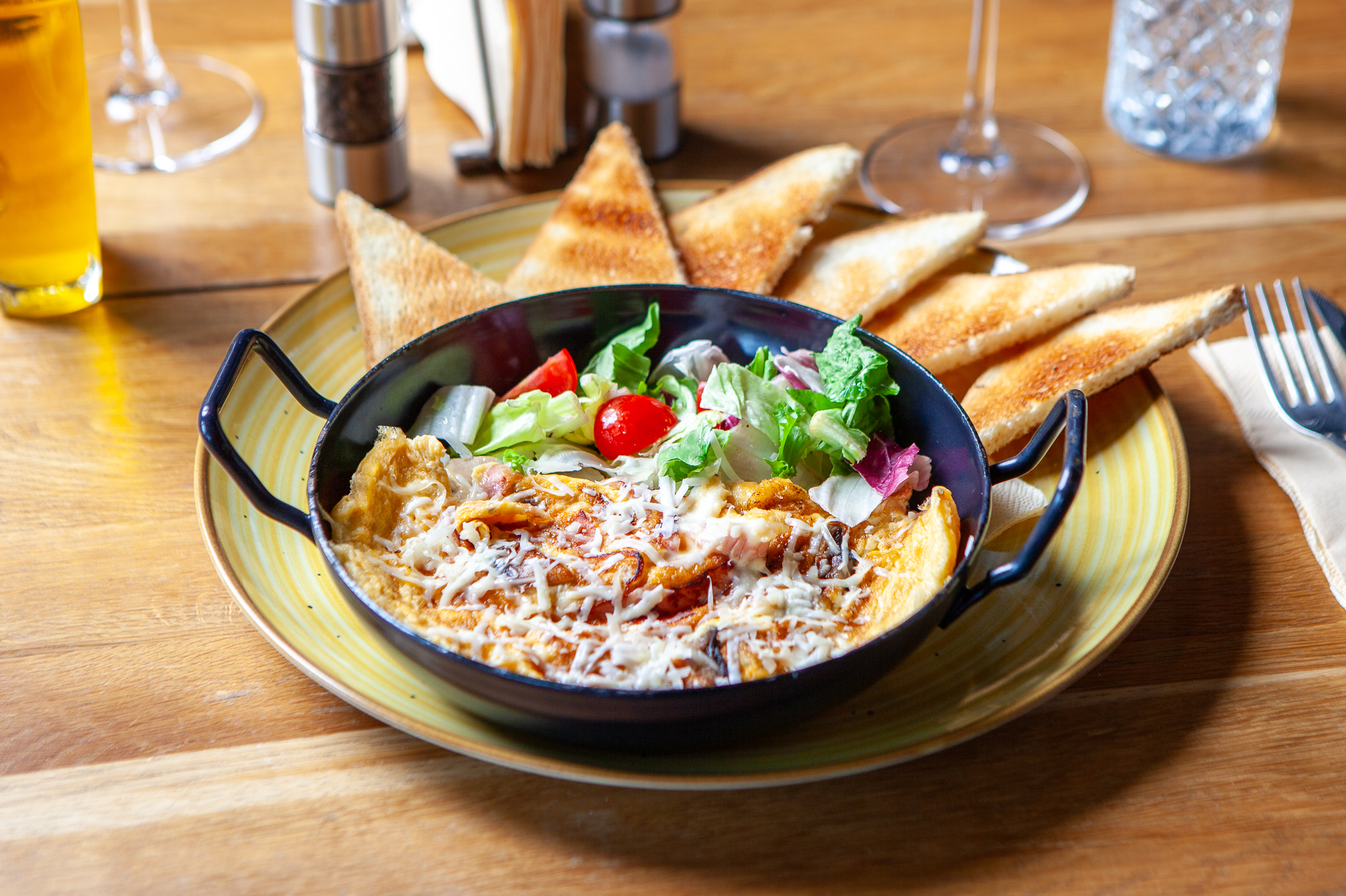 Omleta cu 3 ingrediente la alegere si salata mixta cu rosii cherry 350g | 244 kcal